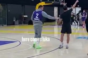 你这老六！东契奇此前训练穿着彪哥球衣到处偷球 最后被嫌弃🤣