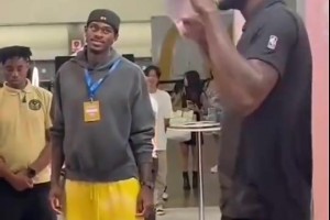 艾顿卖萌五连拍 一旁的范德比尔特都没眼看了🤣🤣