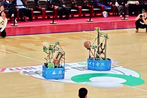 山西男篮主场机器人打篮球！运球过半场后罚球线一击命中🏀